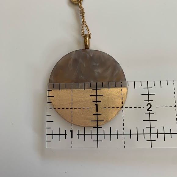 🆕 Gold-tone & Half Resin Round Pendant Necklace. I removed the tag. - Picture 4 of 4